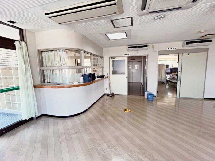 整形外科跡建屋をブラック×グレーで事務所に改装した施工例