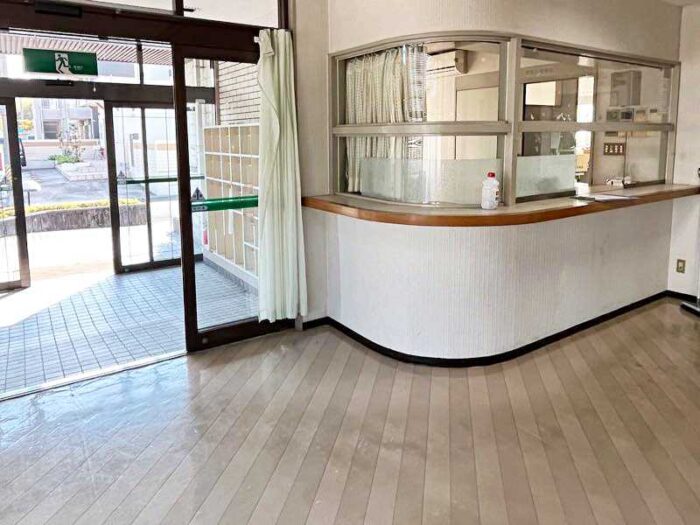 ブラック・グレー基調の事務所改装施工例を紹介