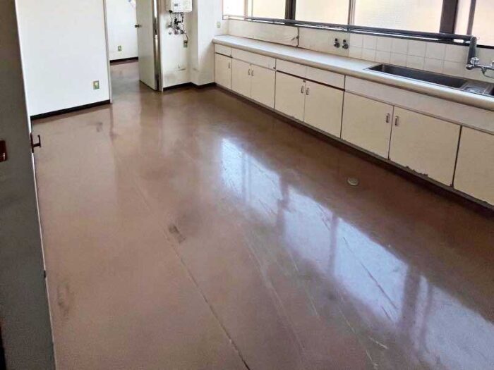 整形外科跡をモノトーン内装の事務所へ改装