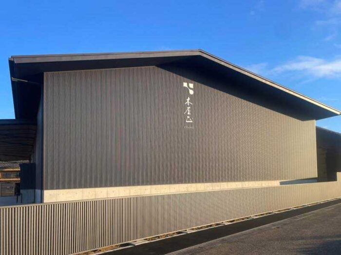 縦張りガルバ外壁が映える酒蔵新築