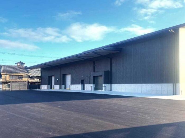 壁面サインロゴが印象的な酒蔵新築工事