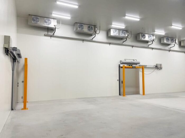 ガルバ鋼板で仕上げた耐久性の高い酒蔵