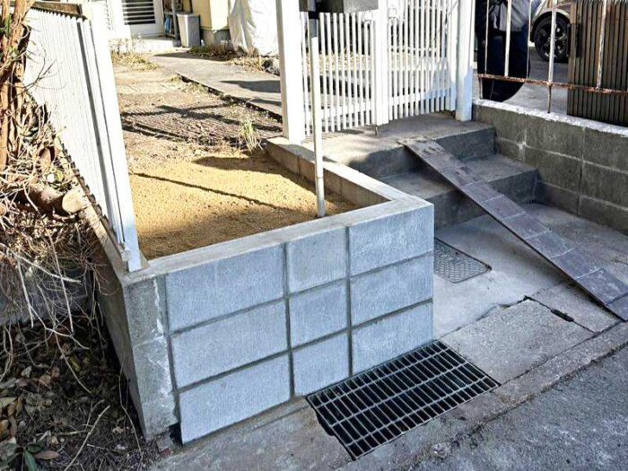 庭木伐採とブロック塀修理後の外構全体の様子