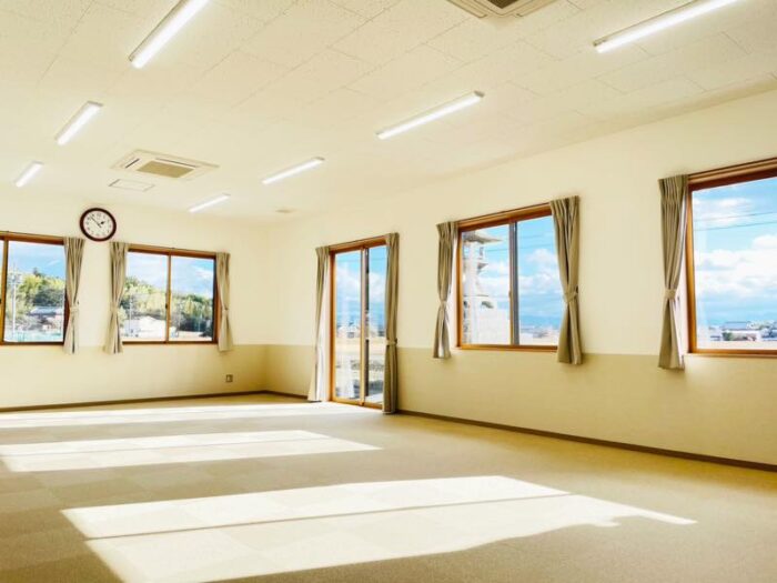 明るい室内が魅力の新集会所