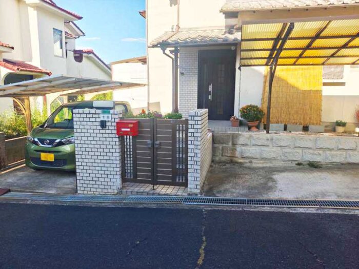 門を撤去して駐車場を増設