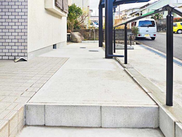 コンクリート舗装とスロープで実用性を高めた外構へ