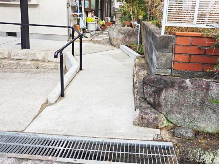 スロープと手すりの新設で家まわりを安心して歩ける動線へ