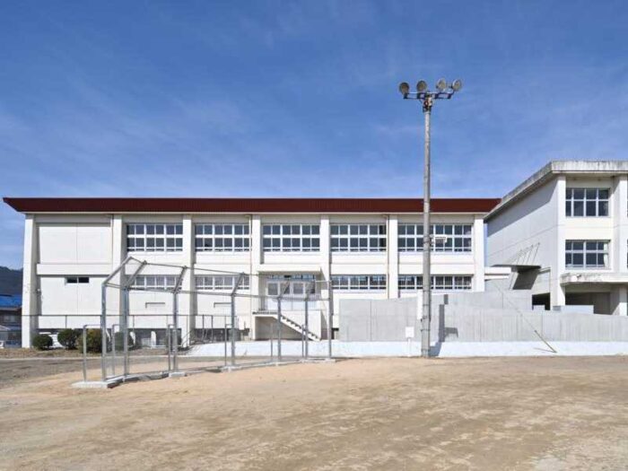 小学校体育館の屋根外壁を全面改修した施工例