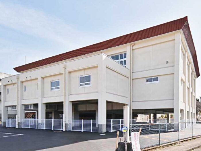 屋根撤去新設と外壁改修を行った学校改修工事