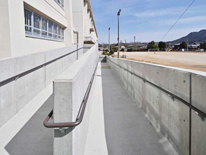 屋内運動場をバリアフリー化した大規模改修工事