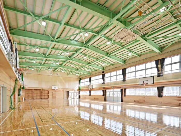 体育館の床天井内壁を改修した学校工事