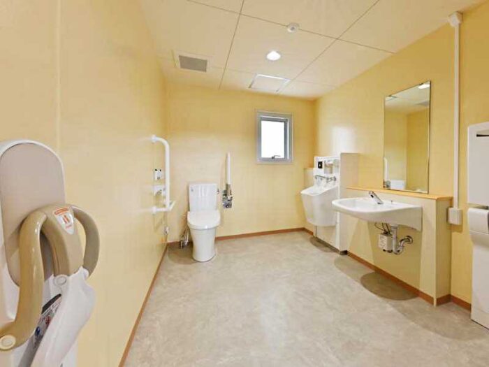 スロープ新設とバリアフリートイレを整備した体育館改修