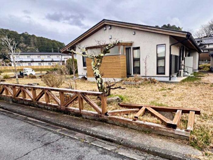 フェンス劣化対策に樹脂素材を採用