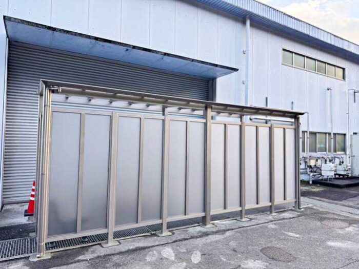 屋外喫煙所を囲い付きへ改修した事例
