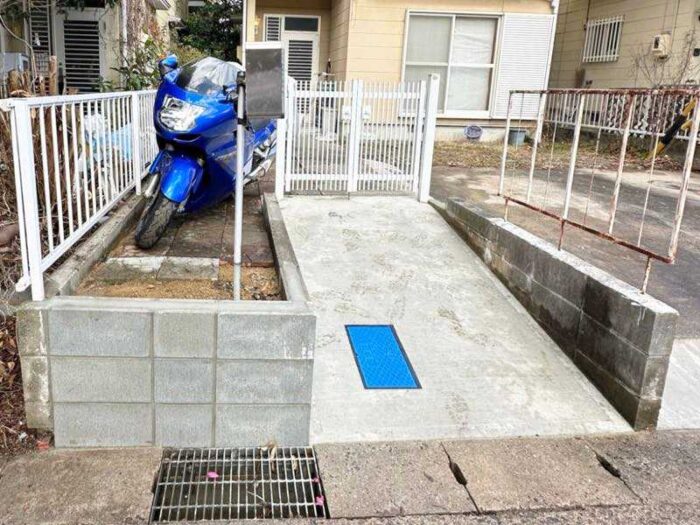 駐車場入口にバリカーを設置したスロープリフォーム工事