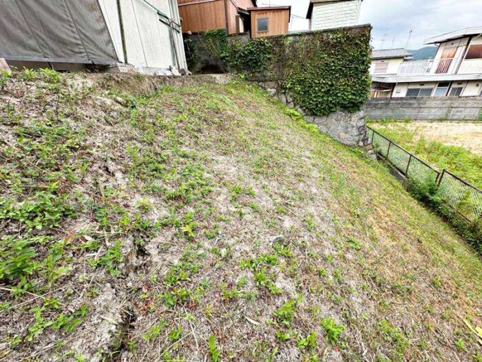R09_98_02 裏庭の法面を板柵土留で安全対策