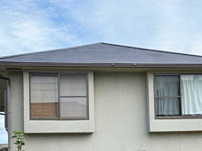 R08_36_11 スレート屋根のカバー工法で住まいを保護