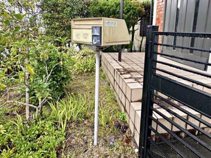 R09_99_01 名張市・伊賀市の門柱リフォーム。ポストとインターホンを交換し、玄関まわりを快適に。