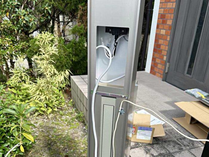 R09_99_04 名張市・伊賀市のリフォーム施工例。LIXILの機能門柱で玄関まわりをスタイリッシュに。
