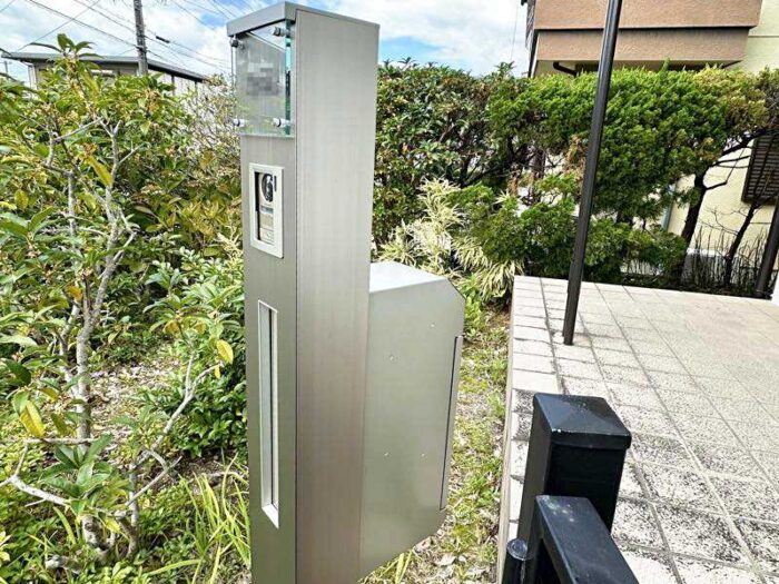R09_99_05 名張市・伊賀市の外構リフォーム。機能門柱とカメラ付きインターホンで玄関を一新。